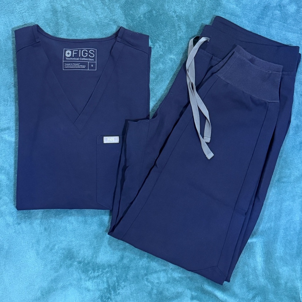 FIGS scrubs set in Navy